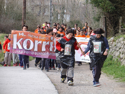 Gent de totes les edats participa a la gran festa per la llengua