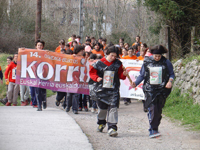 Gent de totes les edats participa a la gran festa per la llengua
