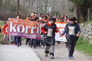 Gent de totes les edats participa a la gran festa per la llengua