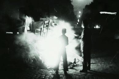 Una foguera cremant emmig de la nit