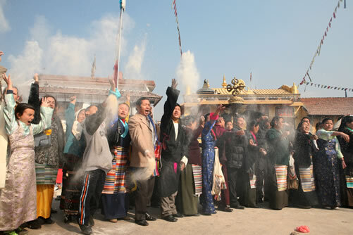 Llançament de pols a l'aire, ritus del cap d'any tibetà