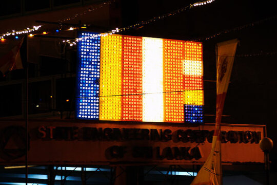 Bandera budista, feta amb bombetes de colors a Sri Lanka